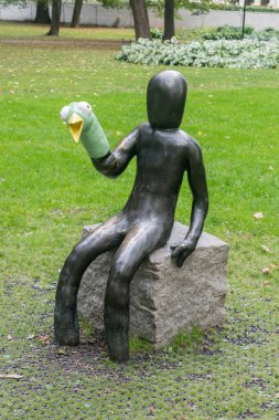 Oslo, Norveç - 24 Eylül 2021: Yüzsüz Adam Heykeli Yazan Evald Moller Johansen.