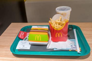 Oslo, Norveç - 24 Eylül 2021: McDonald menüsü Double Big Mac sandviçi, patates kızartması ve Coca-Cola ile içecek.