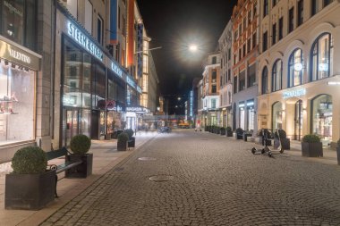 Oslo, Norveç - 24 Eylül 2021: Oslo 'nun tarihi kesiminde dar sokaklar.