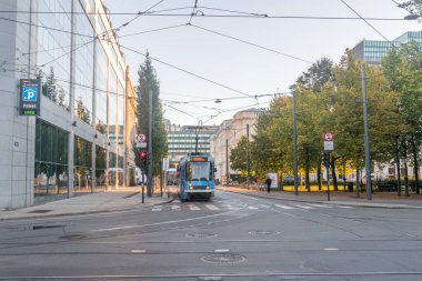Oslo, Norveç - 25 Eylül 2021: Mavi tramvay kavşakta duruyor.