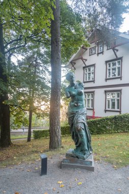Oslo, Norveç - 25 Eylül 2021: Grande Venus de Milo aux Tiroirs Müzesi Heykeli Ekebergparken Parkı 'nda Salvador Dali.