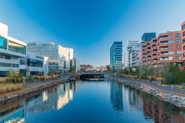 Oslo, Norveç - 25 Eylül 2021: Oslo şehir merkezinde Akerselva Nehri 'nin sonu.