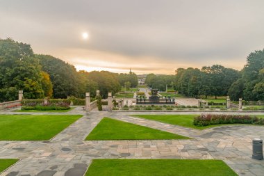 Oslo, Norveç - 24 Eylül 2021: Vigeland kurulumlu güzel güneşli Park Frogner manzarası. Vigeland kurulumu Frogner Park 'ın merkez bölümündeki heykel kurulumunun adıdır..