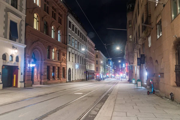 Oslo Norwegen September 2021 Nachtansicht Auf Straße Mit Straßenbahngleisen Stadtzentrum — Stockfoto