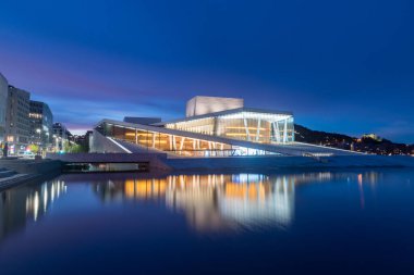 Oslo, Norveç - 24 Eylül 2021: Norveç Opera ve Bale Sabah Görüşü (Norveççe: Opera)).