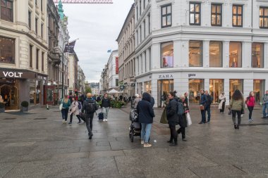 Oslo, Norveç - 24 Eylül 2021: Oslo şehir merkezinde kalabalık. Oslo, Norveç 'in başkenti ve en kalabalık şehridir..