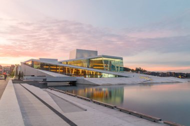 Oslo, Norveç - 24 Eylül 2021: Oslo Opera Binası (Opera Binası) gün doğumunda. Bina Oslofjord 'un başında yer almaktadır..