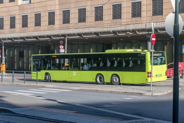 Oslo, Norveç - 25 Eylül 2021: Oslo Otobüs Terminalinde Yeşil Ruter otobüsü (Norveççe: Oslo bussterminal).