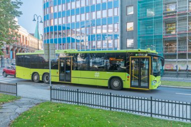 Oslo, Norveç - 25 Eylül 2021: Green Ruter bölge otobüsü.