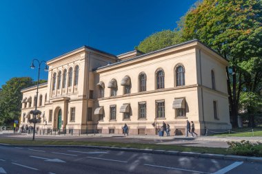 Oslo, Norveç - 25 Eylül 2021: Norveç Ulusal Sanat Akademisi (Norveççe: Statens kunstakademi), Frederiks kapısı 3.