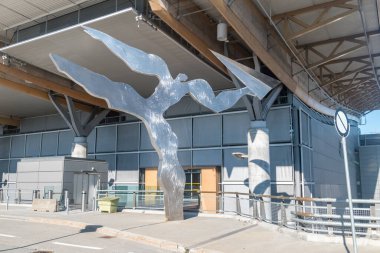 Gardermoen, Norveç - 25 Eylül 2021: Oslo Gardermoen Havaalanı 'nın dışındaki heykel.