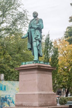 Oslo, Norveç - 24 Eylül 2021 Henrik Wergeland 'ın heykeli. Henrik Arnold Thaulow Wergeland Norveçli bir yazardı. Şiirleriyle tanınırdı ama aynı zamanda üretken bir oyun yazarı, polemikçi ve tarihçiydi..