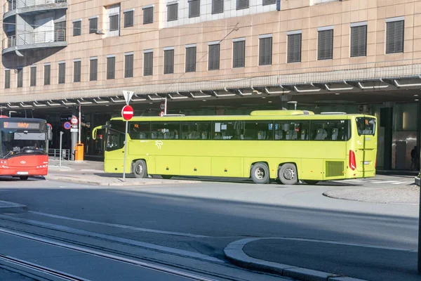 挪威奥斯陆 2021年9月25日 在奥斯陆公共汽车总站 挪威语 Oslo Bussterminal 的绿色公共汽车 — 图库照片