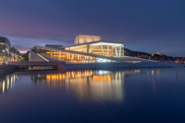Oslo, Norveç - 24 Eylül 2021: Oslo, Norveç 'teki yeni Opera Binası.