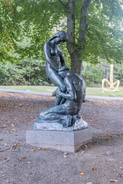 Oslo Norvegia Settembre 2021 Uomo Donna Adorazione Scultura Gustav Vigeland — Foto Stock