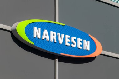 Oslo, Norveç - 25 Eylül 2021 Narvesen Logosu. Narvesen, Norveç 'te yer alan bir gazete bayii ya da market zinciri..