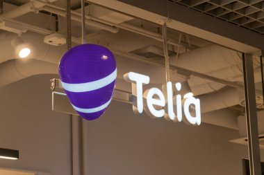 Oslo, Norveç - 25 Eylül 2021: Logo ve Norveçli Telia cep telefonu operatörünün imzası.