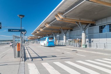 Gardermoen, Norveç - 25 Eylül 2021: Oslo Havalimanı terminalinden görüntüleme (Norveççe: Oslo lufthavn; IATA: OSL, ICAO: ENGM).