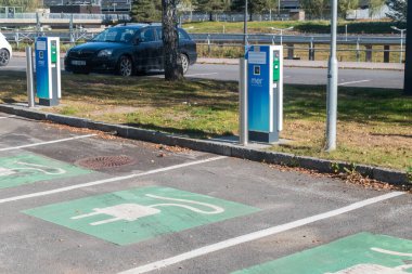 Gardermoen, Norveç - 25 Eylül 2021: Elektrikli araçların şarj istasyonu.