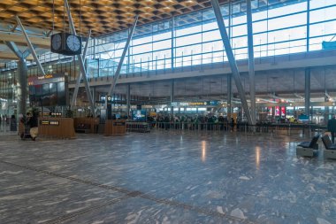 Gardermoen, Norveç - 25 Eylül 2021: Oslo Gardermoen havaalanı terminali.