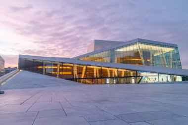 Oslo, Norveç - 24 Eylül 2021: Ulusal Oslo Operası 'nda Gün Doğumu.