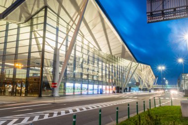 Gdansk, Polonya - 25 Eylül 2021: Gdansk Lech Walesa Havaalanı Geceleri.