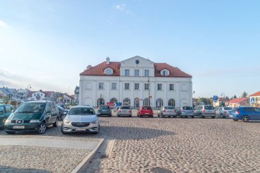 Zelechow, Polonya - 5 Ekim 2021: Zelewchow belediyesi ile araba parkı.