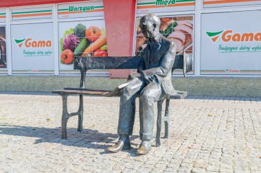 Ciechanow, Polonya - 3 Ekim 2021: Robert Bartold 'ın heykel tezgahı.