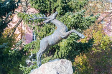 Kozienice, Polonya - 4 Ekim 2021: Kozienice şehrinin sembolü. Geyik heykeli.