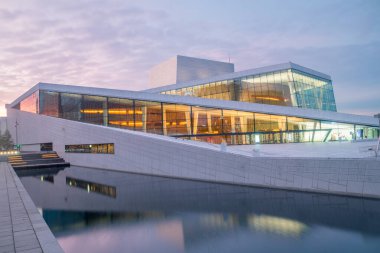 Oslo, Norveç - 24 Eylül 2021: Oslo Opera Binası (Opera Binası) gün doğumunda. Norveç Ulusal Opera ve Balesi 'nin yuvası.