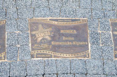 Jeruzal, Polonya - 5 Ekim 2021: Monika Plaketi (Emilia Komarnicka-Klynstra). Ranczo Polonyalı komedi dizisine adanmış aktör plaketi.