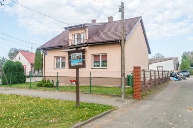 Jeruzal, Polonya - 5 Ekim 2021: Ranczo TV dizisindeki Wieclawski ailesinin eski evi.