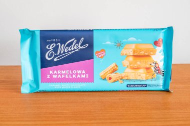 Pruszcz Gdanski, Polonya - 20 Ekim 2021: E. Wedel Carmel beyaz çikolata ve gofret taneleri.