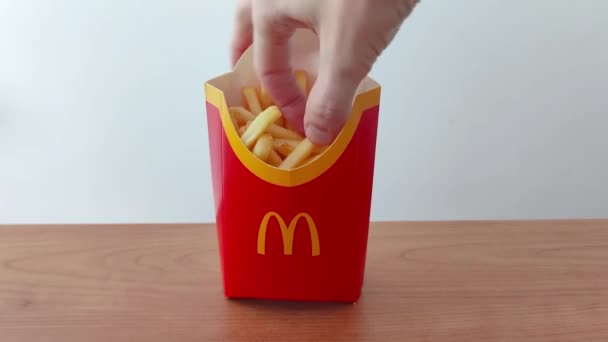 Pruszcz Gdanski Polen Januari 2022 Händerna Tar Mcdonald Pommes Frites — Stockvideo