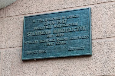 Sopot, Polonya - 6 Ekim 2021: Stanislaw Mikolajczyk Anma Plaketi. Stanislaw Mikolajczyk, 2. Dünya Savaşı sırasında sürgünde bulunan Polonya hükümetinin başbakanıydı..