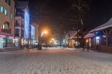 Zakopane, Polonya - 27 Aralık 2021: Geceleri Zakopane 'de ünlü Krupowki Caddesi.