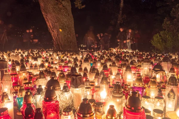 Багато Яскравих Свічок Польському Кладовищі Під Час Всіх Святих Уночі — стокове фото