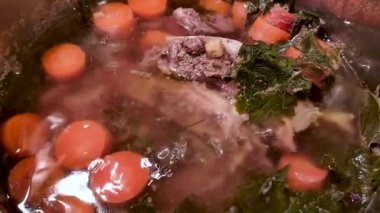 Havuçlu et suyu çorbası pişiriyorum. Et suyu Polonya 'da rosol wolowy olarak bilinir..