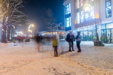 Zakopane, Polonya - 27 Aralık 2021: Krupowki caddesinde gece manzarası, Zakopane 'deki ana şehir gezinti alanı.