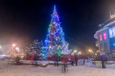 Zakopane, Polonya - 27 Aralık 2021: Krupowki caddesinde Noel ağacı, geceleri ana şehir gezinti alanı.