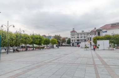 Sopot, Polonya - 6 Ekim 2021: Sopot Arkadaş Meydanı (Lehçe: plac Przyjaciol Sopotu) bulutlu bir günde.
