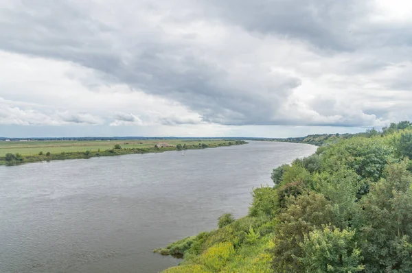 曇りの日にヴィスワ川と景観ビュー — ストック写真