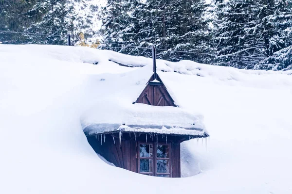 Dřevěné Okno Pokryté Sněhem Okno Horského Domu Zimním Období — Stock fotografie