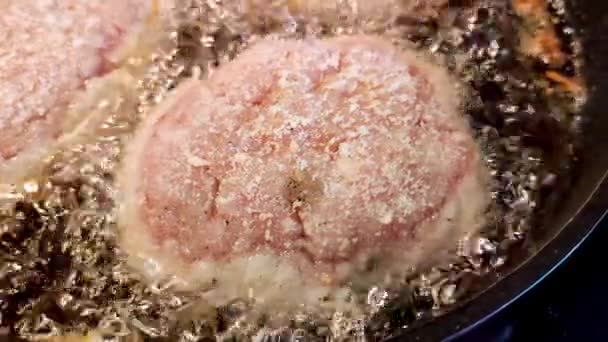 炸肉丸子的肉丸子 平底锅上的油酥片 Kotlety Mielone — 图库视频影像