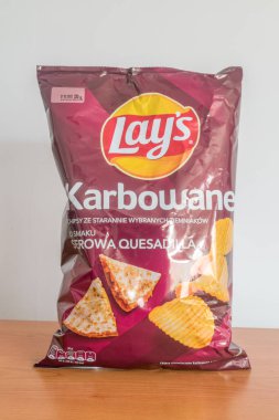 Pruszcz Gdanski, Polonya - 28 Ekim 2021: Peynirli Quesadilla aromalı cips.