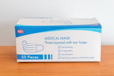 Pruszcz Gdanski, Polonya - 7 Şubat 2022: Medica Medical maske paketi. Üç katmanlı maskeli 50 parça kulak tıkacı..