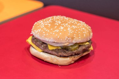 Ostroda, Polonya - 31 Aralık 2021: Burger King 'den Büyük Kral XXXL.