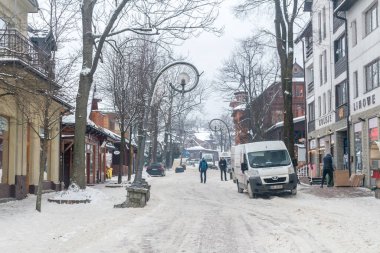 Zakopane, Polonya - 29 Aralık 2021: Zakopane 'deki Krupowki Caddesi.