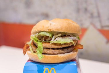 Garwolin, Polonya - 31 Aralık 2021: McDonald DeLuxe Double Pork Kaiser.