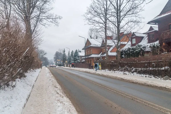 Zakopane, Polonya - 29 Aralık 2021: Nowotarska Caddesi, Zakopane 'nin kışın ana caddelerinden biri.